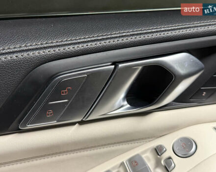 Серый БМВ X7, объемом двигателя 3 л и пробегом 65 тыс. км за 68900 $, фото 33 на Automoto.ua