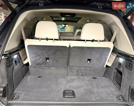 Серый БМВ X7, объемом двигателя 3 л и пробегом 65 тыс. км за 68900 $, фото 17 на Automoto.ua