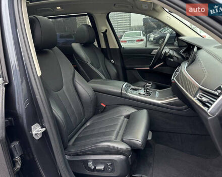 Серый БМВ X7, объемом двигателя 3 л и пробегом 90 тыс. км за 54900 $, фото 67 на Automoto.ua