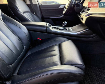 Серый БМВ X7, объемом двигателя 3 л и пробегом 147 тыс. км за 50900 $, фото 31 на Automoto.ua