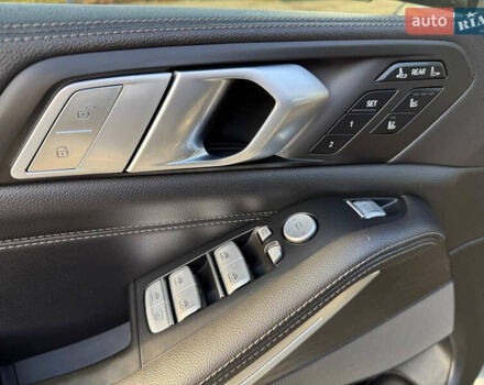 Серый БМВ X7, объемом двигателя 3 л и пробегом 147 тыс. км за 50900 $, фото 16 на Automoto.ua