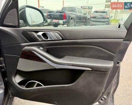 Сірий БМВ X7, об'ємом двигуна 3 л та пробігом 86 тис. км за 41800 $, фото 31 на Automoto.ua