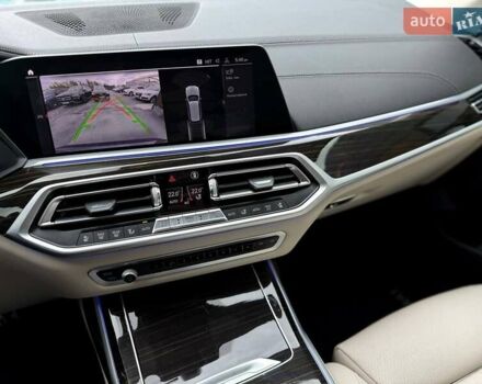 Серый БМВ X7, объемом двигателя 3 л и пробегом 75 тыс. км за 59000 $, фото 80 на Automoto.ua