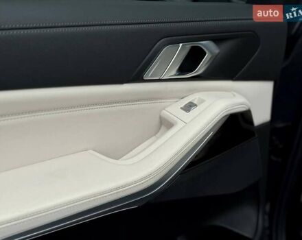 Серый БМВ X7, объемом двигателя 3 л и пробегом 75 тыс. км за 59000 $, фото 95 на Automoto.ua