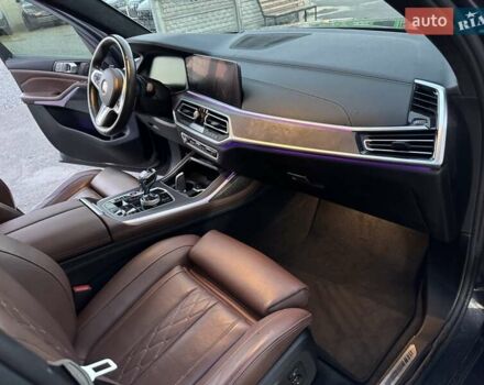 Серый БМВ X7, объемом двигателя 3 л и пробегом 143 тыс. км за 59900 $, фото 70 на Automoto.ua