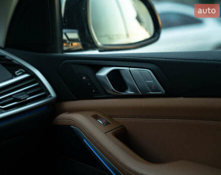 Серый БМВ X7, объемом двигателя 3 л и пробегом 56 тыс. км за 68900 $, фото 37 на Automoto.ua