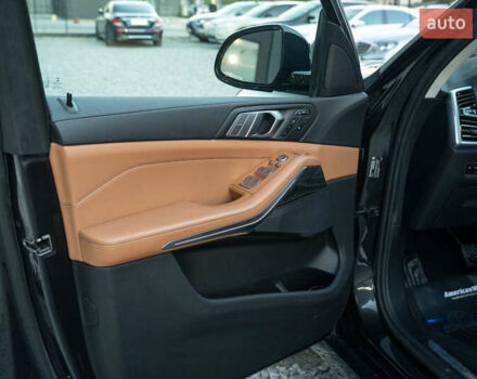 Серый БМВ X7, объемом двигателя 3 л и пробегом 56 тыс. км за 68900 $, фото 50 на Automoto.ua