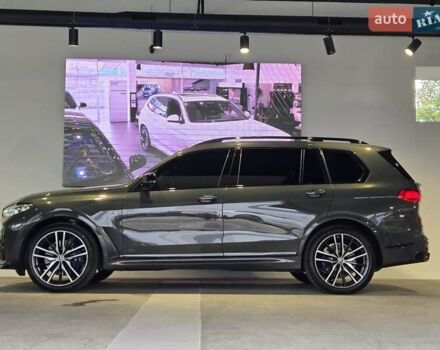 Серый БМВ X7, объемом двигателя 3 л и пробегом 111 тыс. км за 85999 $, фото 2 на Automoto.ua