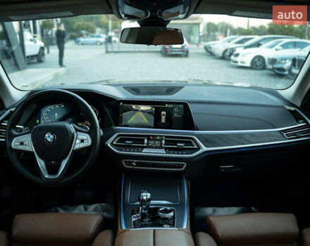 Серый БМВ X7, объемом двигателя 3 л и пробегом 56 тыс. км за 68900 $, фото 23 на Automoto.ua