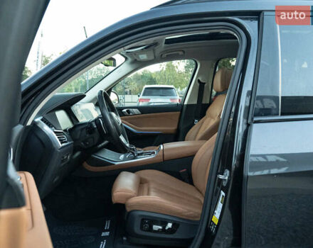 Серый БМВ X7, объемом двигателя 3 л и пробегом 56 тыс. км за 68900 $, фото 18 на Automoto.ua