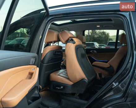 Серый БМВ X7, объемом двигателя 3 л и пробегом 56 тыс. км за 68900 $, фото 46 на Automoto.ua