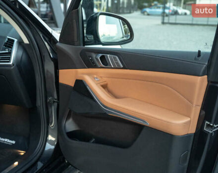 Серый БМВ X7, объемом двигателя 3 л и пробегом 56 тыс. км за 68900 $, фото 51 на Automoto.ua