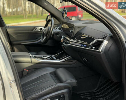 Серый БМВ X7, объемом двигателя 2.99 л и пробегом 82 тыс. км за 119000 $, фото 45 на Automoto.ua