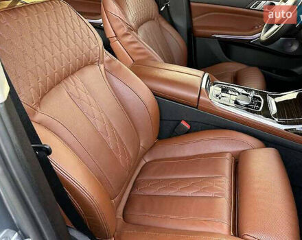 Серый БМВ X7, объемом двигателя 3 л и пробегом 11 тыс. км за 120000 $, фото 4 на Automoto.ua