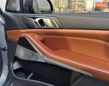 Серый БМВ X7, объемом двигателя 3 л и пробегом 11 тыс. км за 120000 $, фото 2 на Automoto.ua