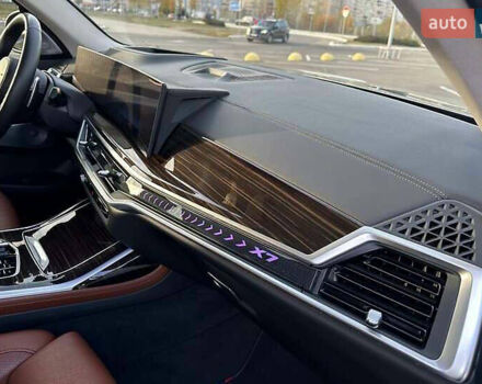 Серый БМВ X7, объемом двигателя 3 л и пробегом 11 тыс. км за 120000 $, фото 3 на Automoto.ua