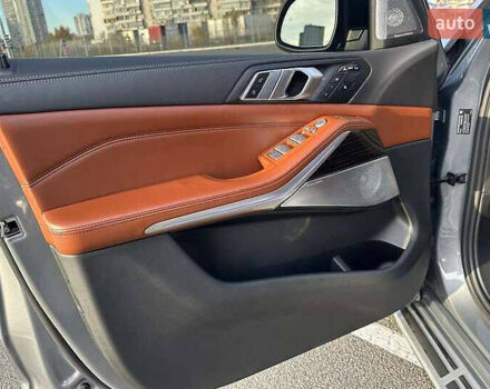 Серый БМВ X7, объемом двигателя 3 л и пробегом 11 тыс. км за 120000 $, фото 12 на Automoto.ua