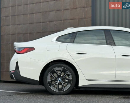 Белый БМВ i4, объемом двигателя 0 л и пробегом 18 тыс. км за 32650 $, фото 13 на Automoto.ua