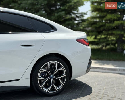 Белый БМВ i4, объемом двигателя 0 л и пробегом 3 тыс. км за 37500 $, фото 2 на Automoto.ua