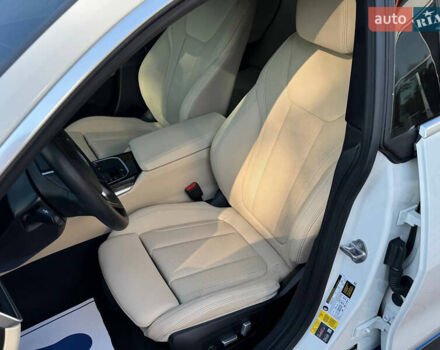 Белый БМВ i4, объемом двигателя 0 л и пробегом 25 тыс. км за 40999 $, фото 17 на Automoto.ua