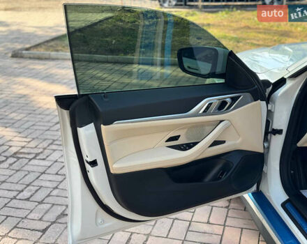 Белый БМВ i4, объемом двигателя 0 л и пробегом 25 тыс. км за 40999 $, фото 15 на Automoto.ua