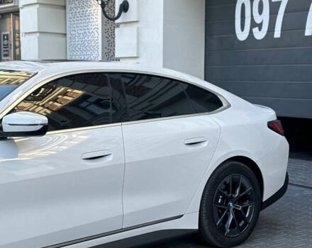 Белый БМВ i4, объемом двигателя 0 л и пробегом 33 тыс. км за 34500 $, фото 10 на Automoto.ua
