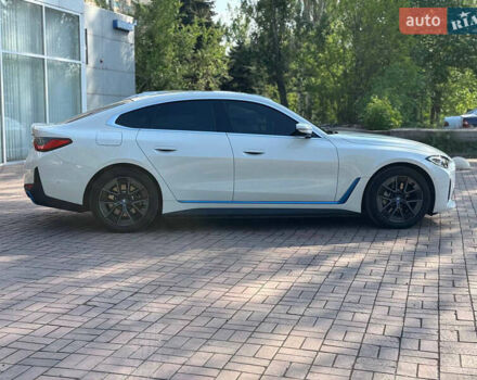 Белый БМВ i4, объемом двигателя 0 л и пробегом 25 тыс. км за 40999 $, фото 5 на Automoto.ua