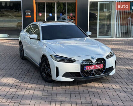 Белый БМВ i4, объемом двигателя 0 л и пробегом 25 тыс. км за 40999 $, фото 14 на Automoto.ua