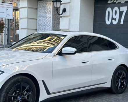 Белый БМВ i4, объемом двигателя 0 л и пробегом 33 тыс. км за 34500 $, фото 9 на Automoto.ua
