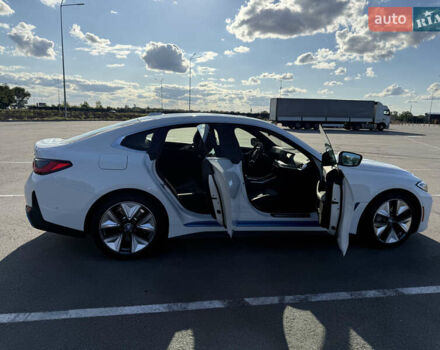 Белый БМВ i4, объемом двигателя 0 л и пробегом 8 тыс. км за 45500 $, фото 10 на Automoto.ua
