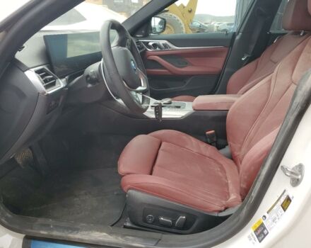 Белый БМВ i4, объемом двигателя 0 л и пробегом 28 тыс. км за 24800 $, фото 6 на Automoto.ua