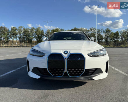 Белый БМВ i4, объемом двигателя 0 л и пробегом 8 тыс. км за 45500 $, фото 8 на Automoto.ua