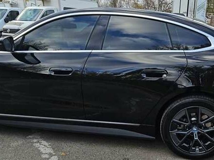 Черный БМВ i4, объемом двигателя 0 л и пробегом 33 тыс. км за 40000 $, фото 6 на Automoto.ua