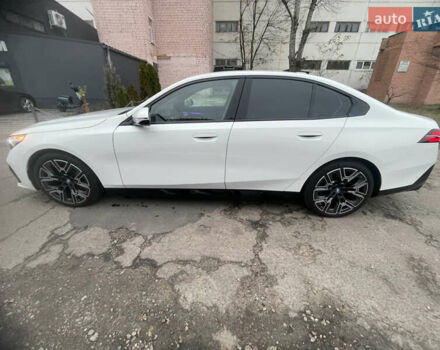 Белый БМВ i5, объемом двигателя 0 л и пробегом 20 тыс. км за 59000 $, фото 4 на Automoto.ua