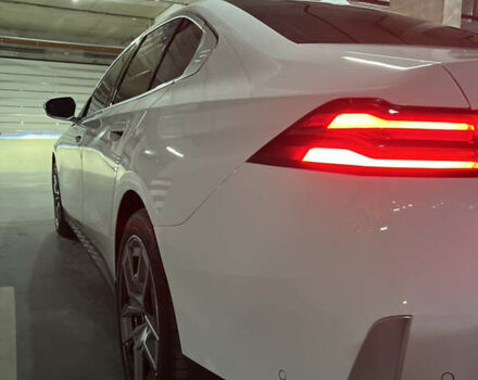 Белый БМВ i5, объемом двигателя 0 л и пробегом 7 тыс. км за 57000 $, фото 9 на Automoto.ua