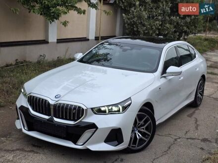 БМВ i5 2024 в Одессе на Automoto.ua Белый БМВ i5, объемом двигателя 0 л и пробегом 3 тыс. км за 49999 $, фото 1 на Automoto.ua