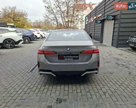 Серый БМВ i5, объемом двигателя 0 л и пробегом 5 тыс. км за 54900 $, фото 4 на Automoto.ua