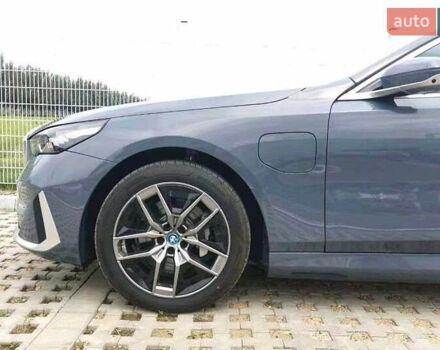 Серый БМВ i5, объемом двигателя 0 л и пробегом 13 тыс. км за 39900 $, фото 3 на Automoto.ua