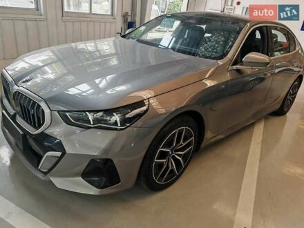 БМВ i5 2024 в Киеве на Automoto.ua Серый БМВ i5, объемом двигателя 0 л и пробегом 5 тыс. км за 42900 $, фото 1 на Automoto.ua