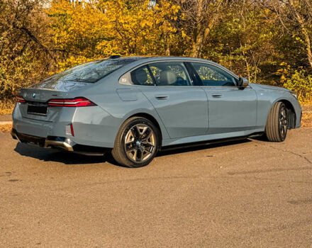 БМВ i5 2024 в Кривом Роге на Automoto.ua Синий БМВ i5, объемом двигателя 0 л и пробегом 15 тыс. км за 48000 $, фото 3 на Automoto.ua