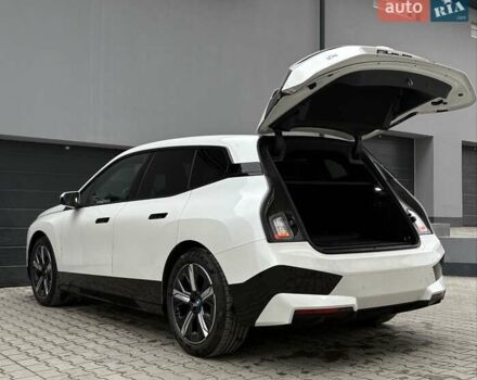 Білий БМВ iX, об'ємом двигуна 0 л та пробігом 90 тис. км за 42990 $, фото 29 на Automoto.ua