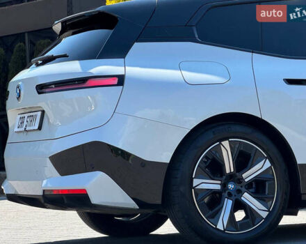 Белый БМВ iX, объемом двигателя 0 л и пробегом 64 тыс. км за 45999 $, фото 34 на Automoto.ua