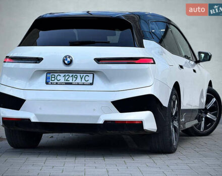 Белый БМВ iX, объемом двигателя 0 л и пробегом 70 тыс. км за 45999 $, фото 24 на Automoto.ua