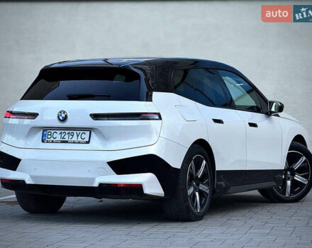 Белый БМВ iX, объемом двигателя 0 л и пробегом 70 тыс. км за 45999 $, фото 21 на Automoto.ua