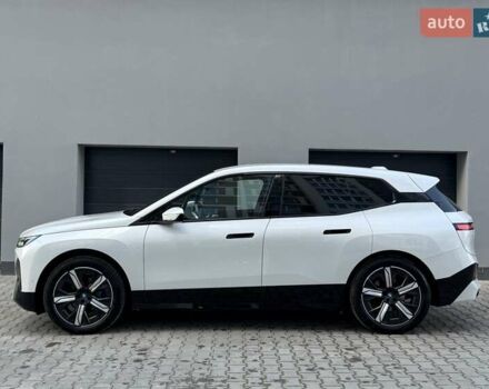 Белый БМВ iX, объемом двигателя 0 л и пробегом 69 тыс. км за 58300 $, фото 14 на Automoto.ua