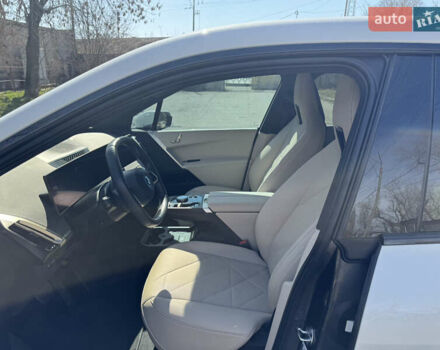 Белый БМВ iX, объемом двигателя 0 л и пробегом 35 тыс. км за 56500 $, фото 18 на Automoto.ua