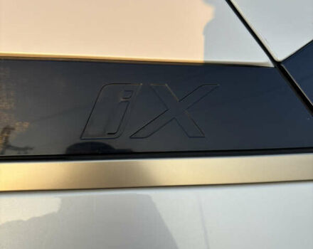 Белый БМВ iX, объемом двигателя 0 л и пробегом 57 тыс. км за 56700 $, фото 12 на Automoto.ua