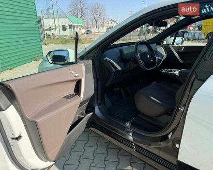Белый БМВ iX, объемом двигателя 0 л и пробегом 42 тыс. км за 47300 $, фото 25 на Automoto.ua