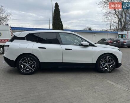 Белый БМВ iX, объемом двигателя 0 л и пробегом 40 тыс. км за 48500 $, фото 4 на Automoto.ua