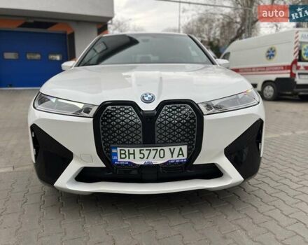 Белый БМВ iX, объемом двигателя 0 л и пробегом 40 тыс. км за 48500 $, фото 3 на Automoto.ua